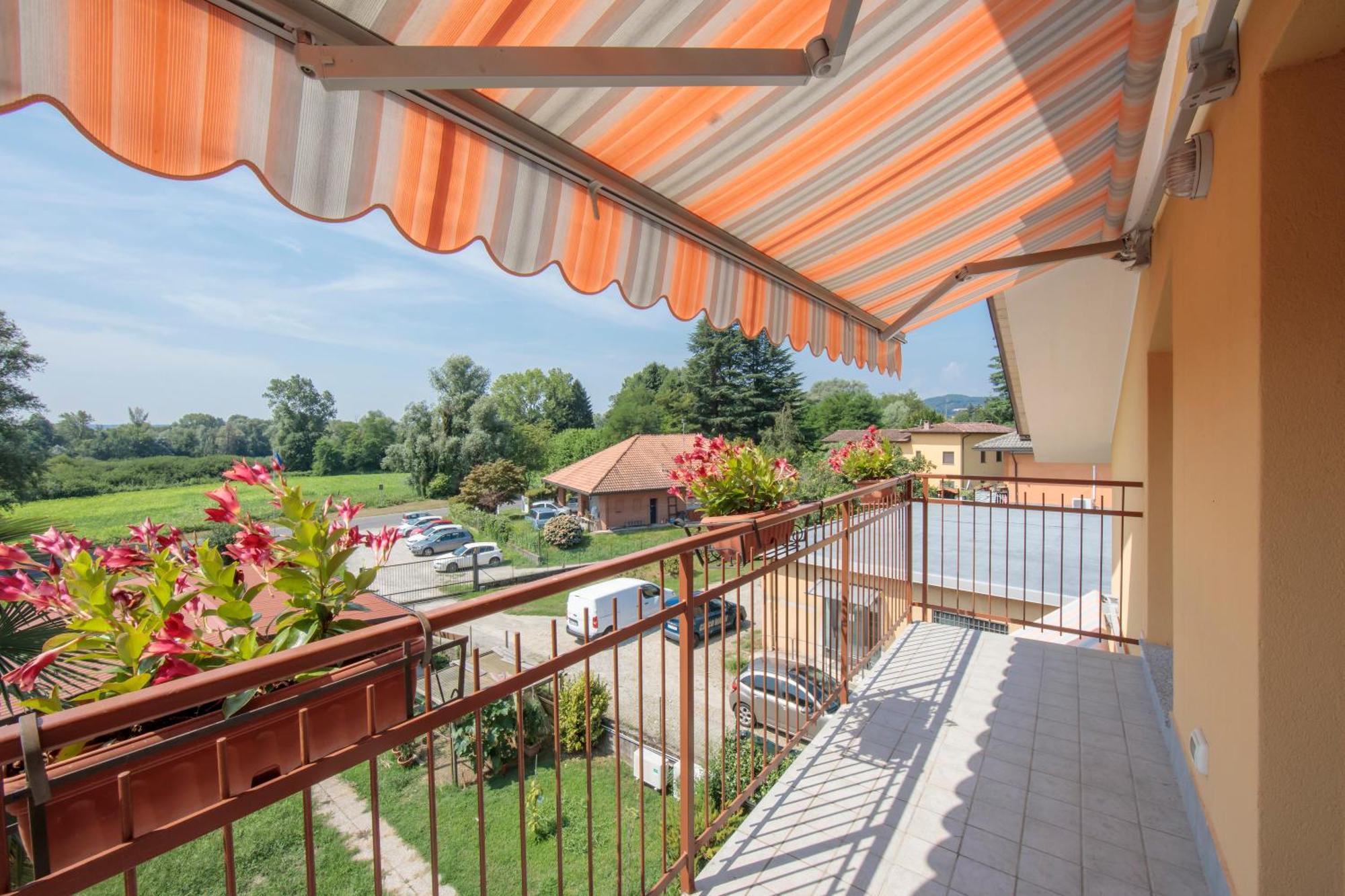 Silver Lake Apartment - Happy Rentals Angera Bagian luar foto