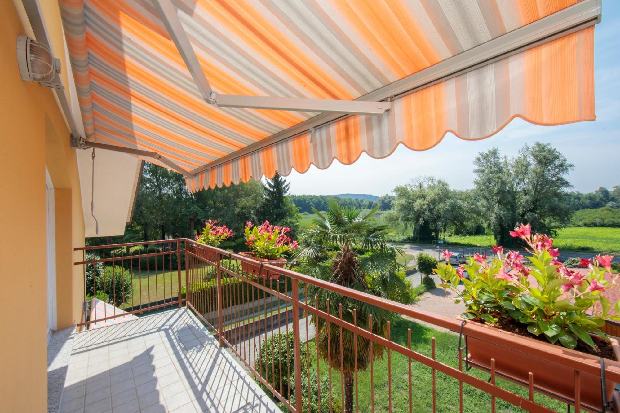 Silver Lake Apartment - Happy Rentals Angera Bagian luar foto